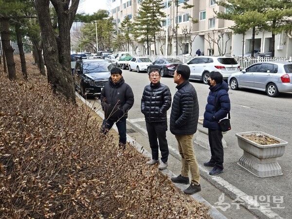 유한호 안양시 만안구청장(왼쪽 두번째)이 관계직원과 경남아너스빌 아파트 인근 철도부지 담장 끈끈이·잡초 제거를 위한 현장을 점검하고 조치 방안을 모색하고 있다. (사진=안양시 만안구)