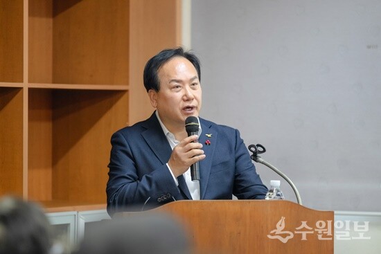 이권재 오산시장이 ‘서랑저수지 시민 힐링공간 조성사업 주민설명회’에서 인사말을 하고 있다. (사진=오산시)