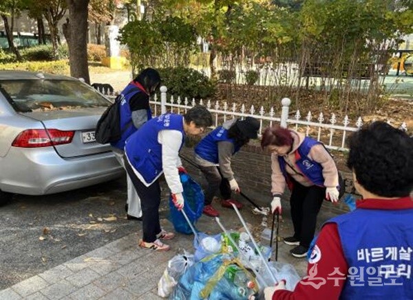 지난해  '클린구리의 날'에 구리시 기간단체 봉사자들이 청소 활동을 하고 있다. (사진=구리시)