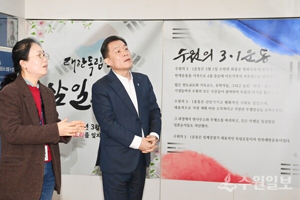 이재준 수원시장이 전시를 관람하고 있다. (사진=수원시)