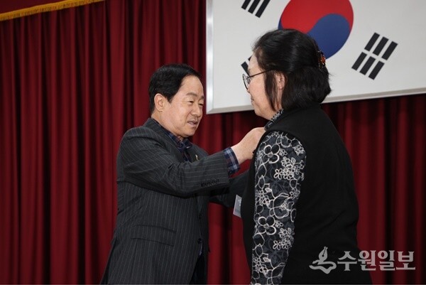 남양주시그린농업대학 학장인 주광덕 남양주시장(왼쪽)이 예비농업인에게 입학을 축하해주고 있다. (사진=남양주시)