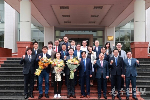 이상일 용인시장(앞줄 왼쪽 네번쨰)과 시 대표단은 26일(현지시각) 오전 베트남 꽝남성청에서 레반중(Lê Ván Dũng) 꽝남성 인민위원회 위원장(꽝남성장) 등 꽝남성 고위 관계자들과 간담회를 갖고 양 도시의 교류협력 방안을 논의했다. (사진=용인시)