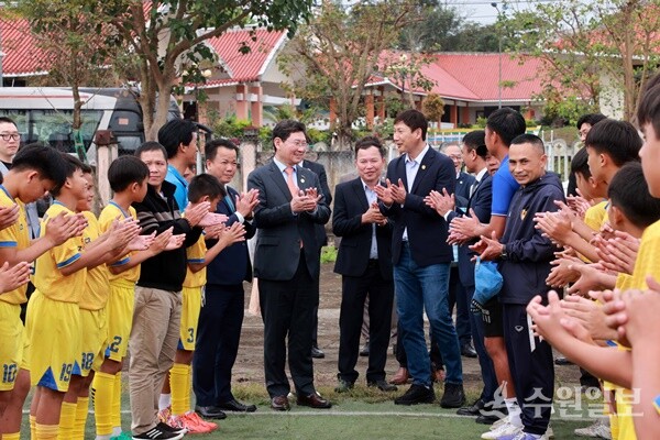이상일 용인시장은 김상식 베트남 축구 국가대표팀 감독에게 부탁, 베트남 유소년 축구단 훈련장을 깜짝 방문해 훈련중인 유소년 축구 선수들을 격려하고 응원했다. (사진=용인시)