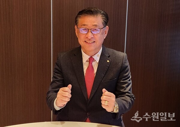 엄익수 수원미래희망 회장이 엄인용 수원일보 취재본부장과 인터뷰를 하고 있다. (사진=수원일보)