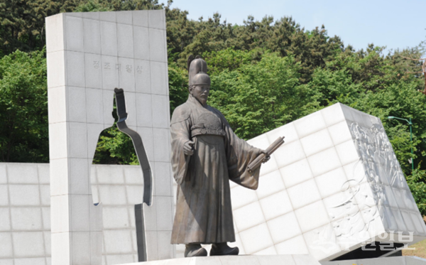 수원시 팔달산에 있는 정조대왕 동상. (사진=수원시포토뱅크)