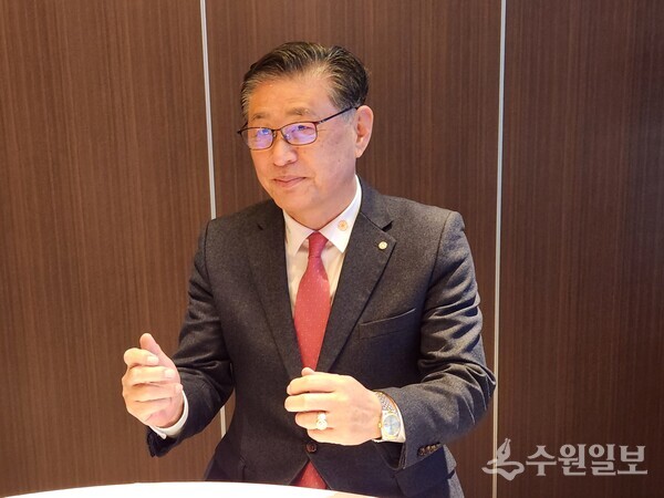 엄익수 회장이 수원미래희망이 수원시민이면 누구나 참여 할 수 있는 넓은 힐링의 터전이 될 수 있도록 하겠다고 밝히고 있다. (사진=수원일보)