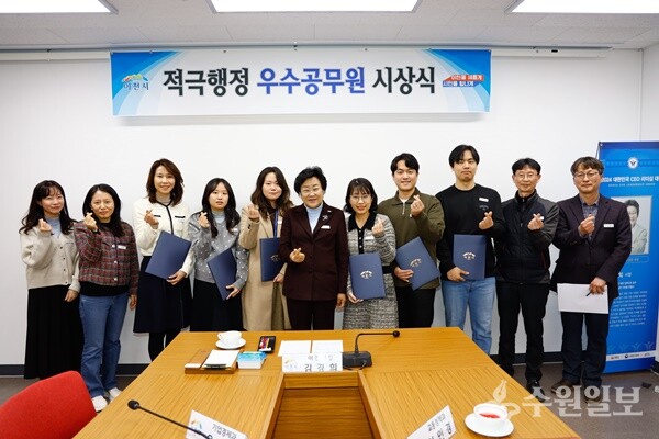 김경희 이천시장(가운데)이 2024년 하반기 적극행정 우수공무원에 대한 시상식을 가진 뒤 수상 공무원들과 함께 기념촬영을 하고 있다. (사진=이천시)