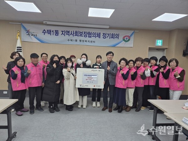 김수영 수택1동장(오른쪽 8번째)이 관내 저소득 아동·청소년을 위한 장학금 전달식을 가진 뒤 관계자들과 함께 기념촬영을 하고 있다. (사진=구리시 수택1동)