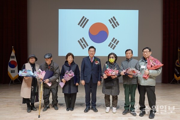 전진선 양평군수(가운데)가 (사)대한노인회 양평군지회 ‘제48차 정기총회’에 참석, 관계자들과 함께 기념촬영을 하고 있다. (사진=양평군)