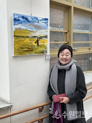 자신의 작품 앞에 선 한영희 작가. (사진=수원시장애인종합복지관)