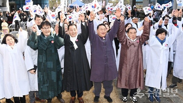 이재준 수원시장, 이재식 수원시의회 의장, 김재옥 수원상공회의소 의장 등 참석자들이 “대한독립 만세!”를 외치고 있다. (사진=수원시)