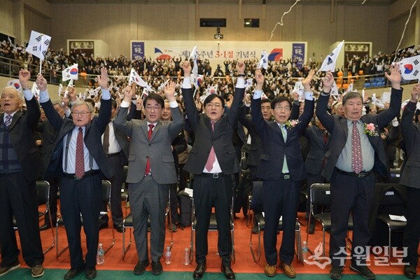 1일 강화문예회관에서 개최된 제106주년 3·1절 기념식에서 박용철 군수(왼쪽 네번째)가 참석자들과 만세삼창을 하고 있다. (사진=강화군)