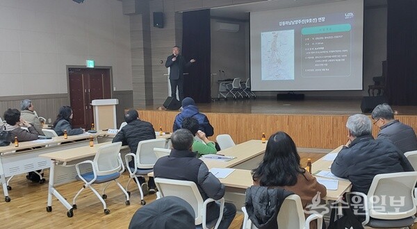 문흥기 남양주시 진건퇴계원행정복지센터장이 34개리 이장들을 대상으로 진건읍 내 주요 투자사업과 주민 숙원사업 추진현황에 대해 설명을 하고 있다. (사진=남양주시 진건퇴계원행정복지센터)