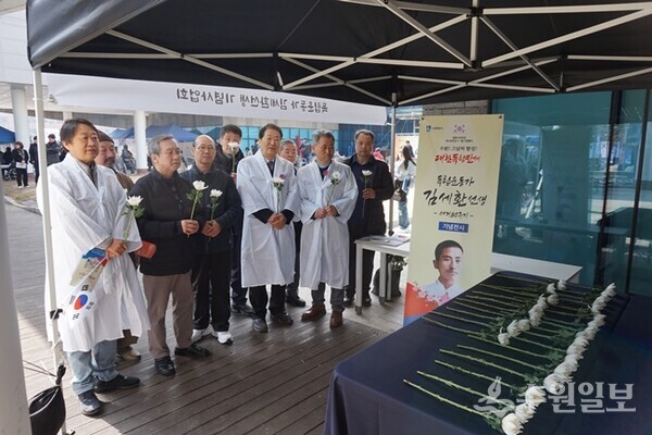 제106주년 3·1절 기념 ‘수원, 그날의 함성’ 김세환 선생 헌화소에 선 김세환선생 기념사업회 회원들(사진=김우영)