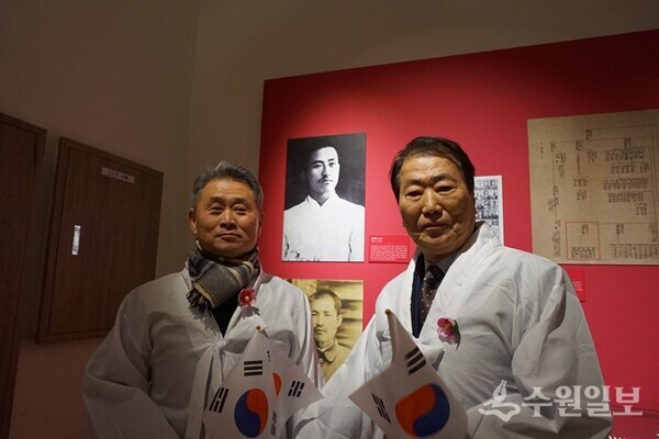 조성진 회장(왼쪽)과 김세환 선생 외손주 윤창혁(필명 윤고방) 시인(사진=김우영)