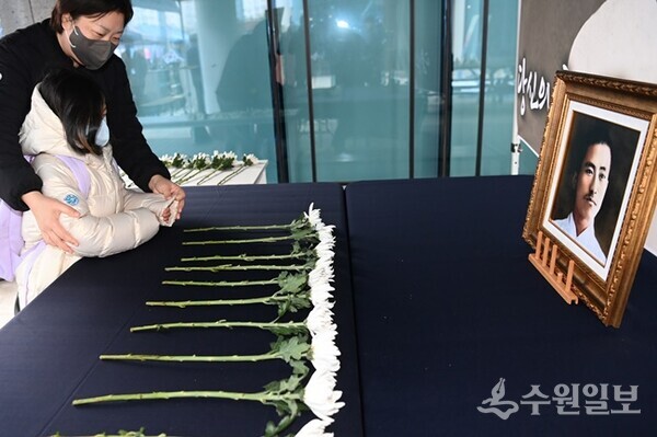 지난 1일 수원박물관에 마련된 김세환 서거 80주기 헌화소에서 시민과 어린이가 헌화하고 있다.(사진=수원시)
