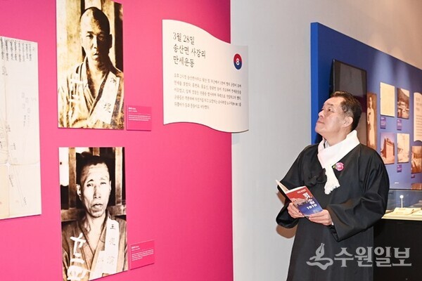 이재준 수원시장이 수원박물관에서 광복 80주년을 맞아 진행중인 ‘항거, 수원 1919’ 특별기획전을 관람하고 있다.(사진=수원시)