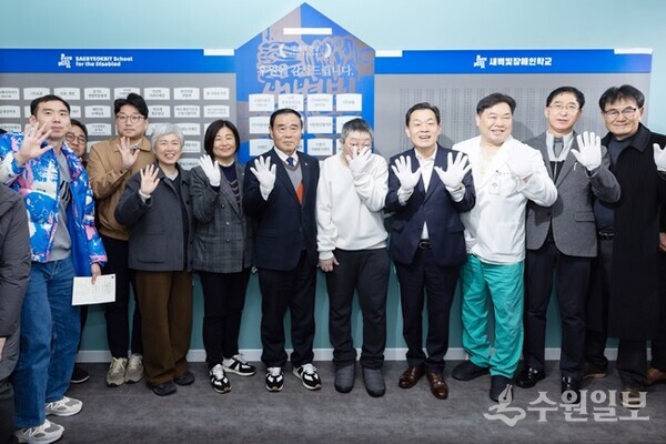 이재준 시장, 이재식 수원시의회 의장, 신승우 교장 등이 참석자들과 기념 촬영을 하고 있다.(사진=수원시)