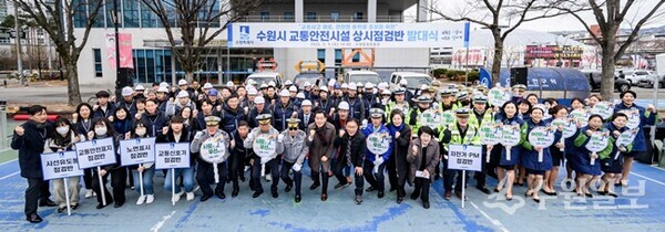 이재준 시장(앞줄 가운데)과 발대식 참석자들이 함께하고 있다.(사진=수원시)