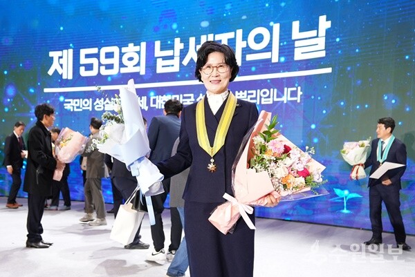 김겸순 한국세무사회 윤리위원장(가운데)이 제59회 납세자의 날 행사에서 국민훈장을 수훈한 후 기념촬영을 하고 있다. (사진=한국세무사회)