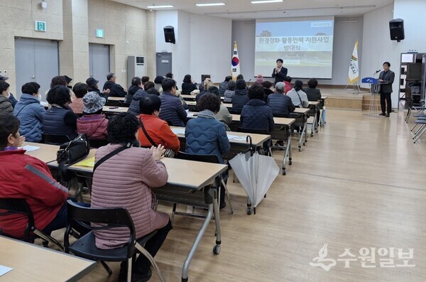 홍광래 여주시 세종대왕면장(정면)이 복지회관에서 환경정화 활도인력 지원사업 발대식에서 인사말을 하고 있다. (사진=여주시 세종대왕면)
