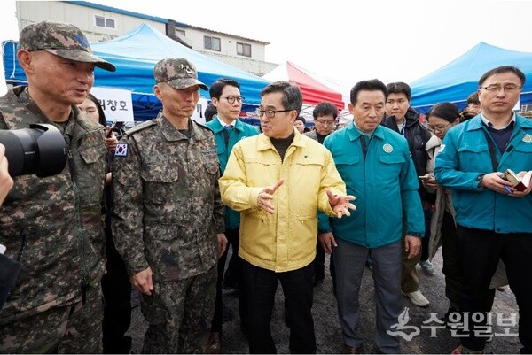 김동연 경기도지사가 군 관계자 등과 함께 포천시 이동면 노곡리 폭탄 오발사고 현장점검을 하고 있다. (사진=경기도)