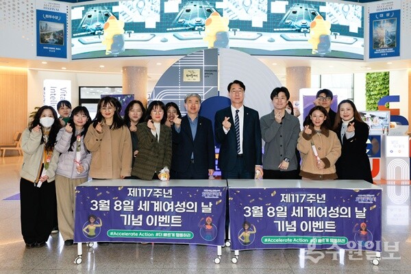 정명근 화성특례시장이 성평등 문화 확산을 위해 시청에서 제117주년 3월 8일 세계여성의날 기념 이벤트갖고 기념촬영을 하고 있다. (사진=화성시)