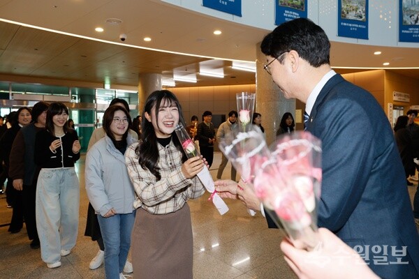 정명근 화성시장이 여성의 날을 맞아 시청에서 여성 공직자에게 장미를 선물하고 있다. (사진=화성시)