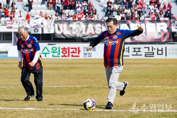 이재준 수원시장이 시축하고 있다. (사진=수원시)