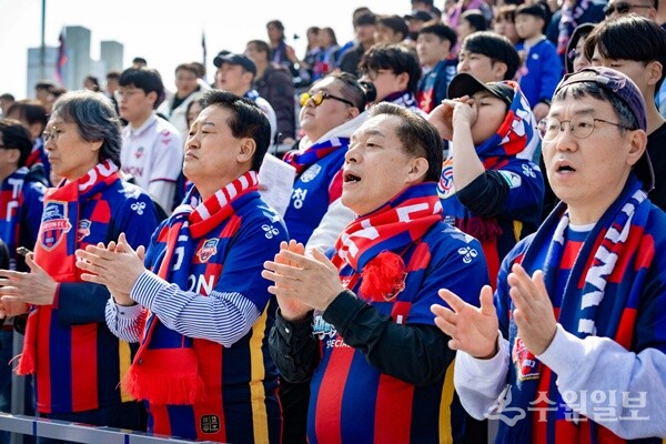 이재준 시장이 팬들과 함께 응원하고 있다. (사진=수원시)
