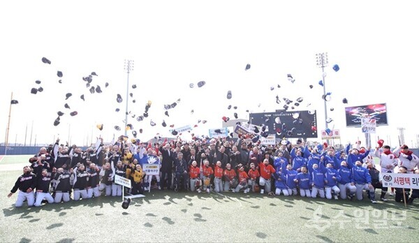 8일 전국리틀야구대회에 개회식에서 선수들이 기념촬영하고 있다. (사진=화성시)