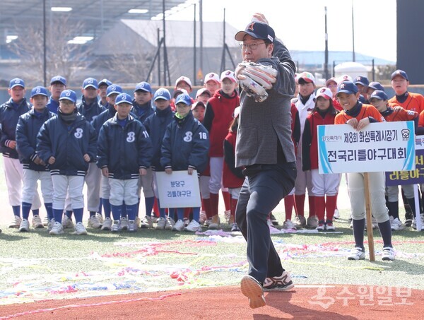 정명근 화성특례시장이 전국리틀야구대회 개회식에서 시구하고 있다. (사진=화성시)