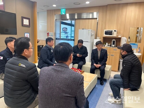 오후석 행정2부지사(오른쪽 두번째)가 9일 의정부성모병원에서 포천 포탄 오발사고 피해자 보호자들을 면담하고 있다. (사진=경기도)