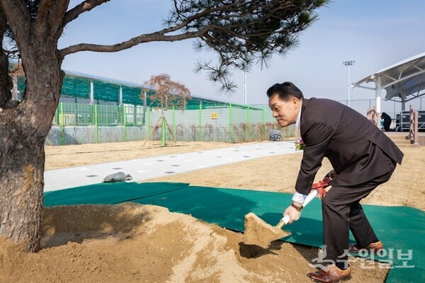이재준 수원시장이 지난 7일 황구지천 생태수자원센터 준공식에서 기념식수를 하고 있다.(사진=수원시)
