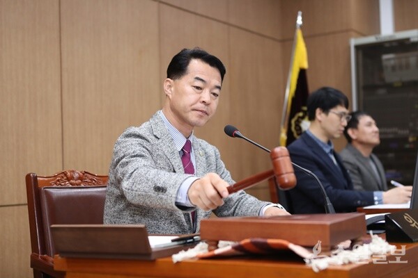 김재국 이천시의회 의회운영위원장이 10일 제1차 의회운영위원회를 주재하고 있다. (사진=이천시의회)