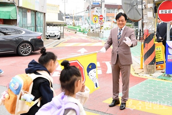 박용철 강화군수가 관내 초등학교 앞에서 교통안전지도를 하고 있다. (사진=강화군)