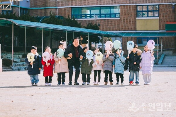 이권재 오산시장이 관내 한 초등학교에서 입학생과 함께 하고 있다. (사진=오산시)