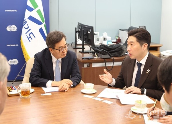 김용만 국회의원(오른쪽)이 김동연 경기도지사와 지역 현안문제를 논의하고 있다. (사진=김용만 국회의원실)