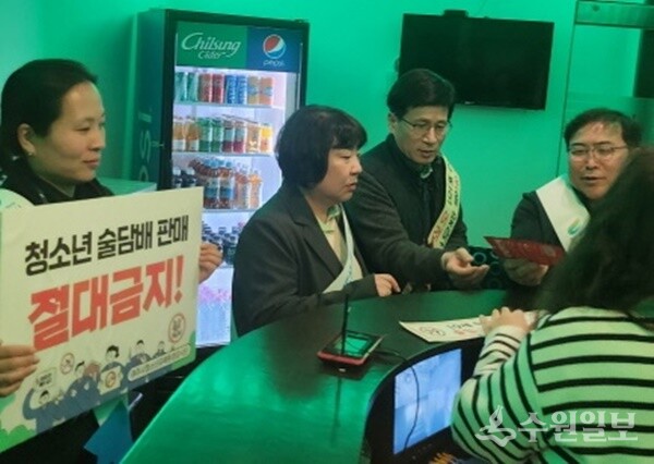 김병선 오학동장(정면)이 관계자들과 함께  ‘청소년 보호 관련 금지 행위’ 표지 부착 여부를 확인하고 있다. (사진=여주시 오학동 행정복지센터)