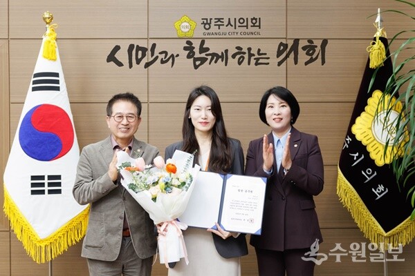 허경행 광주시의회 의장(왼쪽)이 정현지 주무관(가운데)에게  정현지 광주시 기획예산과 법제지원팀 주무관에게 '3월 칭찬공무원 증서'를 수여한 뒤 기념촬영을 하고 있다. (사진=광주시의회)