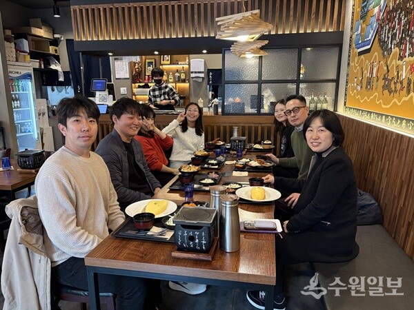 이기복 남양주시 다산행정복지센터장(오른쪽 두번째)이 저연차 공무원 소통간담회 '마음 다독이기'를 갖고 있다. (사진=남양주시 다산행정복지센터)