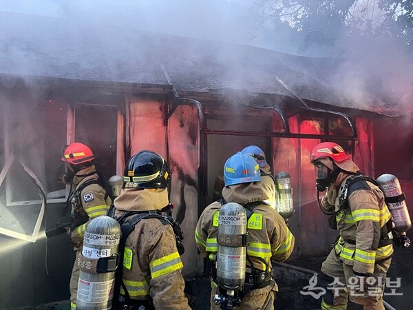 경기소방관들이 화재진화작업을 펼치고 있다. (사진=경기도)