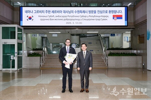 이재준 시장과 그르비치 대사가 시청 본관 로비에서 기념촬영을 하고 있다. (사진=수원시)