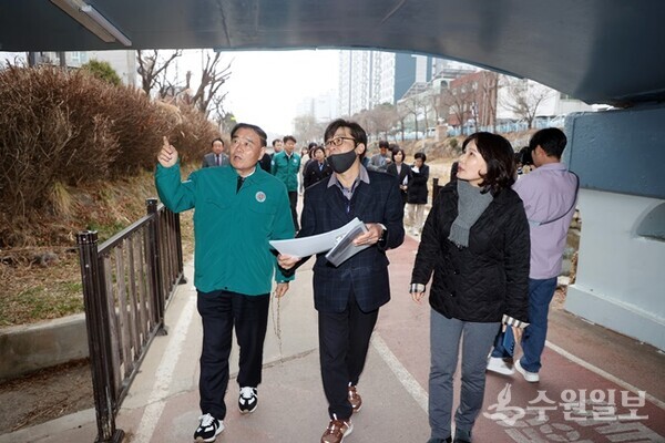 현장점검에 나서고 있는 이재식의장(맨 왼쪽)과 관계자들(사진=수원시의회)