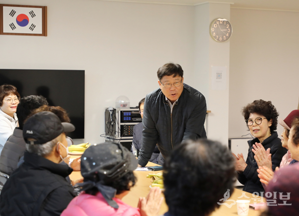 이상균 수원시 팔달구청장이 관내 경로당을 방문, 어르신들과 대화를 나누고 있다. (사진=팔달구)