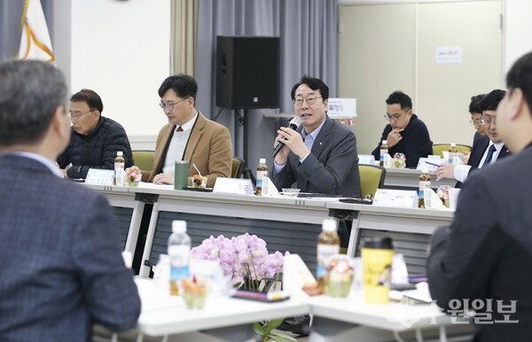 정명근 화성특례시장이 13일 동탄출장소 대회의실에서 동탄2신도시 아파트 입주자대표 회장단협의회와의 간담회에 참석해 발언하고 있다. (사진=화성시)