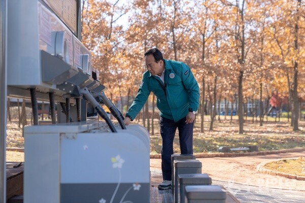 이권재 오산시장이 오는 17일 개장을 앞두고 맨발 황톳길 시설을 점검하고 있다. (사진=오산시)