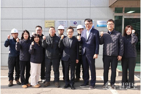 김동연 경기도지사가 강신기 ㈜우양이엔지 대표, 직원들과 기념촬영을 하고 있다. (사진=경기도)