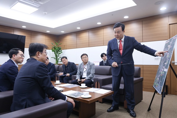 김성제 의왕시장(오른쪽)이 14일 정부과천종합청사에서 박상우 국토교통부장관에게 의왕시 주요 현안사항에 대해 설명하고 있다. (사진=의왕시)