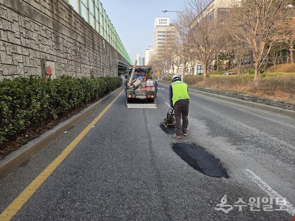 수원시 포트홀 기동대응반이 도로에 생긴 포트홀을 정비하고 있다. (사진=수원시)